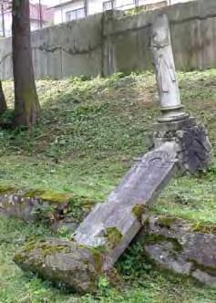 Pomník v tvare zlomeného stĺpa Obelisk Henrich Chitrého z r.