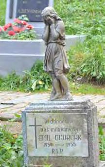 Steny 8-hranu sú dekorované lomenými oblúkmi s mníškami, na čelnej strane je