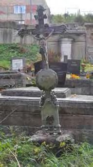 náhrobník Jána Zaymusa (Joannes Zaymus, 1800-1886) s klasicistickým členením tvoreným pilastrami s kanelovanými driekmi po stranách doskovej nápisovej plochy ukončenej trojuholníkovým