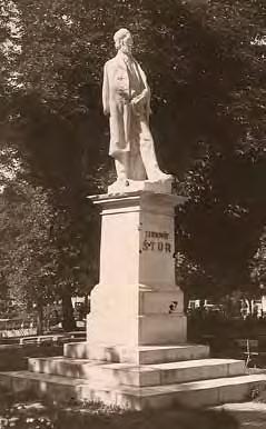 Sochu navrhol levočský sochár Jozef Faragó ako pamätník bojov na Branisku, kde mala pôvodne aj stáť. Odliata bola v roku 1871 v Prakovciach.