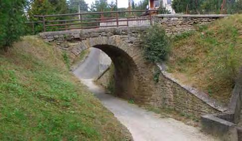 die od Kováčovej vily popri Kohlwalde na Zbojnícku lúku (červeno značený turistický chodník). 7.