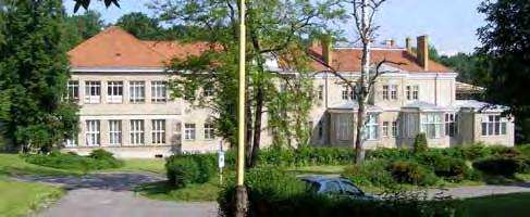 Hlavný vstup do nemocnice G. Herrmanna po prepojení dvoch pôvodných objektov v r. 1915 Chirurgický pavilón je národnou kultúrnou pamiatkou zapísanou v Ústrednom zozname pamiatkového fondu pod č.
