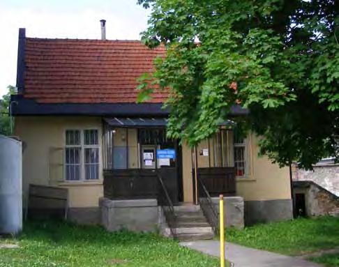 Hospodárska budova (dnes Lekárska služba prvej pomoci) pohľad južný dispozíciou s chodbou v strednom trakte. Na to, že sa jedná o budovu postavenú v r.
