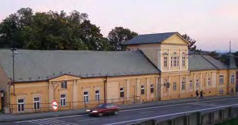 Fuhozápadná fasáda južnej prístavby Probstnerovej kúrie Pohľad na Probstnerovu kúriu od hradieb, na fasáde je viditeľné jasné členenie kúrie na tri objekty najstarší centrálny objekt so zamurovaným