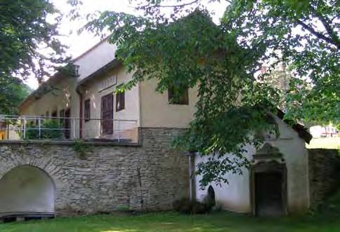 Hospodárska budova, pohľad z juhu na prístavbu nemocničného bufetu, vpredu kaplnka ako súčasť romantickej záhrady vojny venovali kúriu a pozemky evanjelickej cirkvi, ktorá celý komplex pripojila k