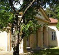 Hlavná fasáda, vstupy a okenné otvory sú situované na juhozápadnej strane smerom k chodníku spájajúcemu kúriu a park v juhovýchodnej časti areálu, vyššia časť objektu je ukončená profilovanou