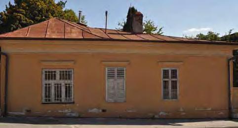 Budova knižnice, severozápadná fasáda orientovaná k hlavnej ceste a hradbám menšiu klasicistickú stavbu vhodne umiestnenú v severnom najvyššie situovanom kúte parcely a svojím otvoreným portikom