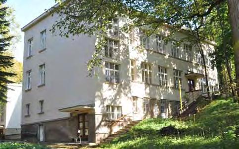 Budova interného oddelenia, pohľad z juhozápadu fasád korunnou rímsou a sedlovou strechou s valbami, dnes s plechovou pásovou krytinou. Mladšia prístavba má plochú strechu. 16.