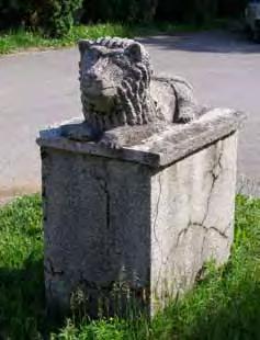 Nemocničný park, drobná plastika leva so sieťou chodníčkov vo forme anglického parku. V krížení týchto osí stál do r. 1988 tzv.
