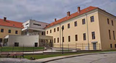 3-podlažný 2-krídlový objekt s pôdorysom v tvare L situovaný na hranici pozemku, zastrešený sedlovou valbovou strechou s keramickou škridlovou krytinou nad