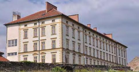 kvádrovaním, celé prízemné podlažie má kvádrovú bosáž ukončenú kordónovou rímsou.