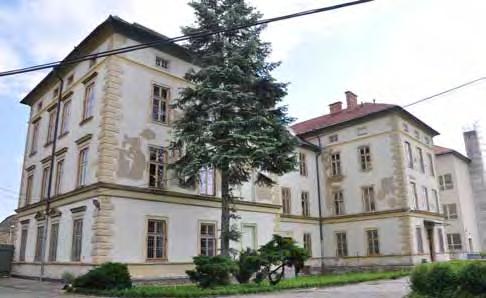 Žižkova kasáreň, pohľad zo severovýchodu z vnútrodvorového priestoru nený trojuholníkovým frontónom.
