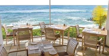 Szolgáltatások: 3 étterem, bár, beach service (italfogyasztási lehetôség a tengerparton, meghatározott napszakban), szárazföldi és vízi