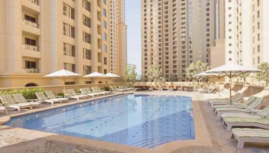 Ramada Plaza Jumeirah Beach Hotel Dubai tengerpart közeli A repülôtértôl fél órányi autóútra, a The Walk sétáló utca és a Dubai Marina között, a híres Jumeirah Beach-en található.