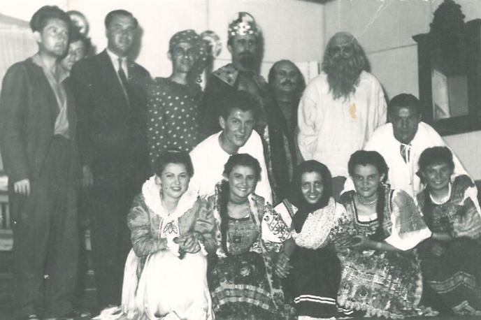 Prešlo už 35 rokov, odkedy sa na jeseň roku 1980 v zasadačke družstva stretli milovníci divadla a založili súbor. Nazvali ho Divadelný ochotnícky súbor (DOS) pri JRD Pokrok Poltár.