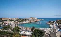 Julian s városának Paceville negyedében, Málta legnagyobb bevásárló és szórakoztató komplexumának a Bay Streetnek a területén található.