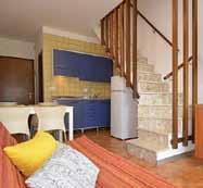 B6: két légterű apartman 4-6 fő részére: tágas nappali dupla dívánnyal, szoba franciaággyal és 1 emeletes ággyal, melyet a gardróbszekrény választ el egymástól, főzősarok, fürdőszoba, tágas fedett