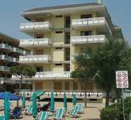 LIDO DI JESOLO DIPLOMATIC APARTMANHÁZ IT0202 Leírás: az apartmanház a Piazza Torinon, közvetlenül a tengerparton fekszik, ennek köszönhetően gyönyörű kilátással is rendelkezik.