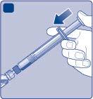 A dugattyúszár benyomásával fecskendezze be az összes oldószert az injekciós üvegbe.