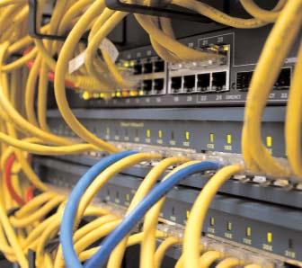 40 41 Cisco Network Admission Control (NAC) A biztonságos hálózatokért A vírusok, férgek és hackerek nagy veszélyt jelentenek az üzletmenetre, mivel a vállalati kommunikáció alapját képezõ hálózatot
