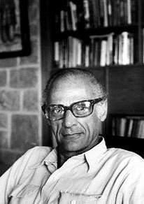 A SZERZŐ 6 ARTHUR MILLER (1915-2005) Arthur Miller lengyel zsidó bevándorló család gyermekeként született New Yorkban 1915. október 17-én.