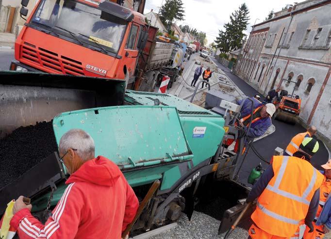 Vá ros ké pi szem pont ból is esz té ti kus fej lesz tés utó mun ká la tai fé ke zõd het - nek be a na pok ban, el ké szült az osz tott gya logés ke rék pár út, de a ke rék pá ros sáv és nyom ki -