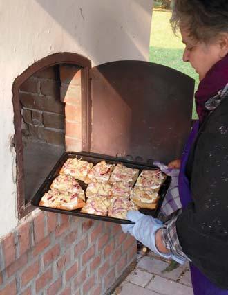 Ezek nél a pi he nõ he lyek nél a csepregi bo ros gaz dák bor ral, must tal, õszi gyü möl csök kel, ter mé nyek kel kí nál ták Lökkös Antal Góri emlék Csepregi Molnár Józsefnek Mezítláb