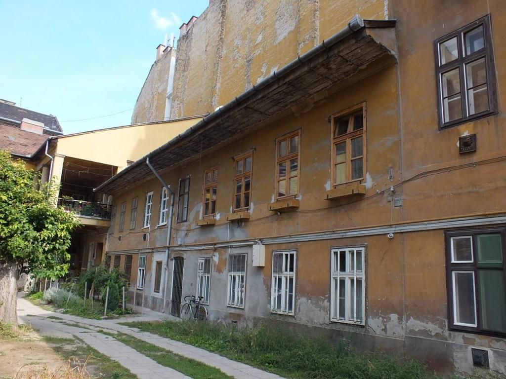 12. B épület homlokzata