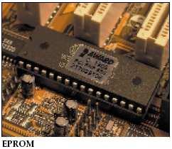 Memóriák Operatív memória (ezt a feladatot a RAM látja el) DRAM (Dynamic RAM) SRAM