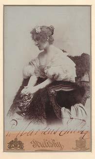 20 000,- 123. Márkus Emília (1860-1949) színésznő aláírt fotója. A felvétel a Strelisky-műteremben készült. Mérete: 170 x 102 mm. Paszpartuban. 20 000,- 124. Móra Ferenc (1879-1934) író mellképe.