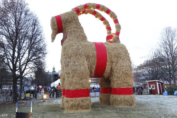 Karácsonyi fura szokások A svédországi szalmakecske fene se gondolná, hogy retekből ennyire vagány lehet készíteni! A svédországi Gävle főterén 50 éve óriási szalmakecskét állítanak az Bokor Ádám 7.