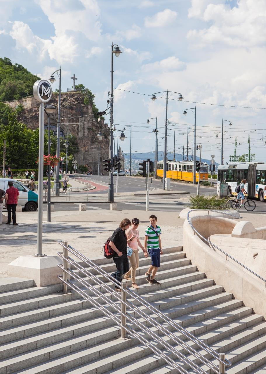 BKK FENNTARTHATÓ VÁROSI MOBILITÁS TERVEZÉS Új stratégiai gondolkodás BMT alapelvek Átfogó, stratégiai fókuszú mobilitási terv (statikus célok helyett integrált stratégiai tervezési folyamat)