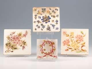 165. Zsolnay díszcsempék 4 darab színesen festett porcelánfajansz csempe. Felületükön festett virágdekor. Az egyik darab hajszálrepedt, széleken apróbb hibák.