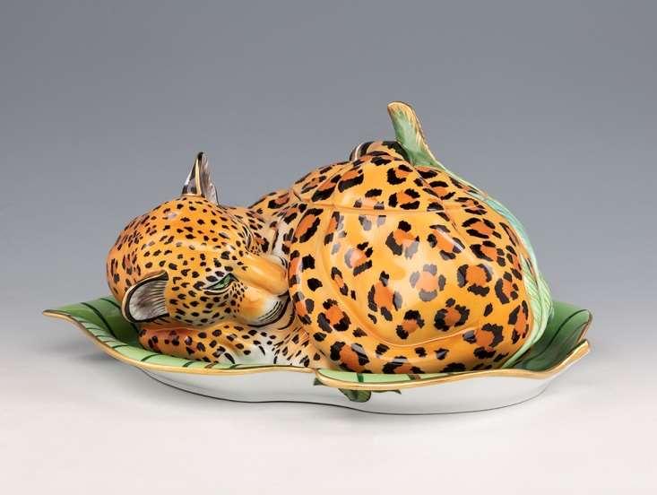 174. Figurális dísztál Színesen festett és aranyozott porcelán, a dzsungelben alvó jaguár alakja. Lynn Chase tervei alapján, a Jaguar Jungle sorozatból. Jelzett: Hollóháza, 1988. M.