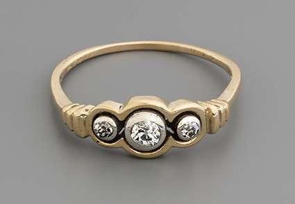 12. Női gyűrű Arany 580, 3 buton foglalt régi csiszolású briliáns cca.
