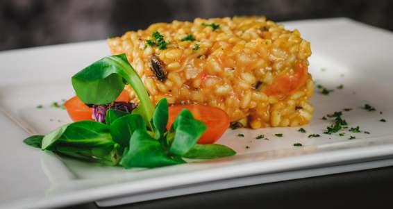 Risotto Paradicsomos risotto fűszeres csirke steakkel Erdei gombás risotto szűzpecsenyével Pestos