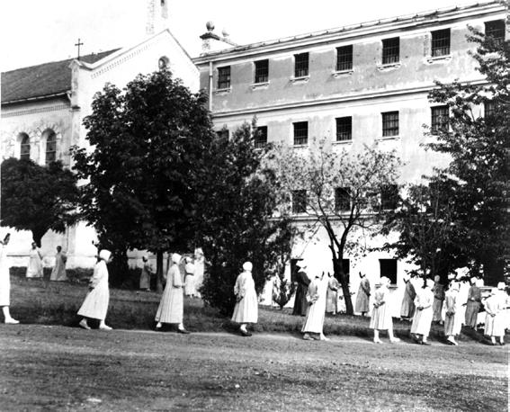 A Jehova Tanúi Egyház a második világháború idején (1939 1945) 197 Márianosztra fogoly nők az udvaron (Forrás: MJTE Archívuma) Máig megdöbbentő tény, hogy a bori megmaradt mintegy ezerhatszáz főnyi