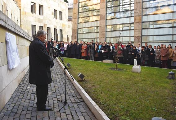 404 Fazekas Csaba Emléktábla avatás a budapesti Holokauszt Emlékközpontban, 2015 (Forrás: Jehova Tanúi emléktábla avatás. In: Holokauszt Emlékközpont honlapja, é.n. / Galéria. Online: hdke.