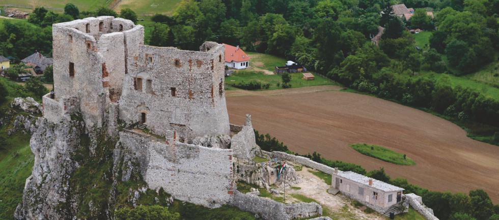 Nevezetességek Csesznek község határában, sziklacsúcson található a Cseszneki várrom, ami eredetileg a 13. században épült, de azóta többször átalakították, felújították.