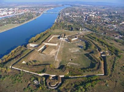 2018. július 28. (szombat) 7. nap 400 km Reggeli 7.00-tól a szállásokon 08.45 Indulás a Monostori erődbe és Dunai Bástya látogatásra (42 km) Menetidő: 45 perc 9.