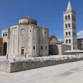 Az UNESCO világörökségéhez tartozó Kornati-szigetek az Adria egyik legnagyobb szigetcsoportját alkotják. A 220 négyzetkilométeres területen több mint 140 fehér sziklás lakatlan sziget található.