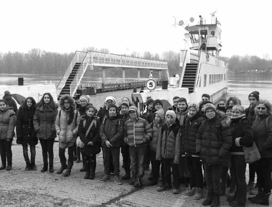 2018. FEBRUÁR HÍRMONDÓ 7 Csoportkép a mohácsi kompnál Az esti Széchenyi téri találkozó után indultunk haza, sok élménnyel és egy jó hangulatú nappal lettünk gazdagabbak. Kirándulásunk az EFOP-1.3.