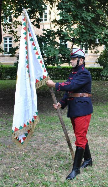 7.3. Tiszteletadás zászlóval A zászlótartó Vigyázz! Jobbra (Balra) - nézz! vezényszóra, vagy a Himnusz, Szózat hangjaira önállóan teljesít tiszteletadást.