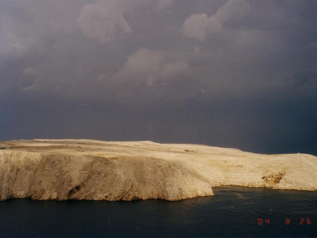 Mezoléptékű konvektív rendszerhez kapcsolódó zivatar Pag szigetén Pag Dalmácia