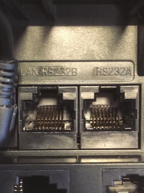 Az RJ45 Ethernet (LAN) csatlakozó a bal felső sarokban található a töltőcsatlakozó mellett, a