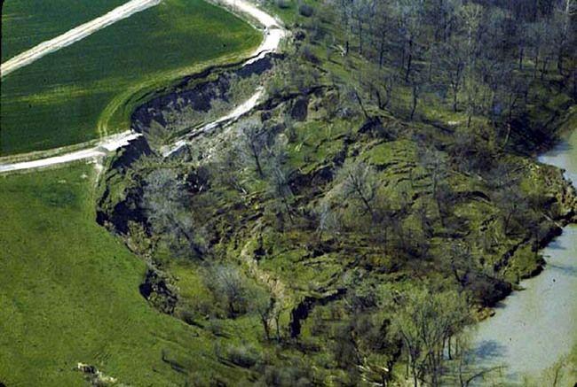 Tömegmozgások: olyan felszínformáló folyamatok, amelyek a nehézségi erő hatására, szállítóközeg nélkül működnek. http://kal.