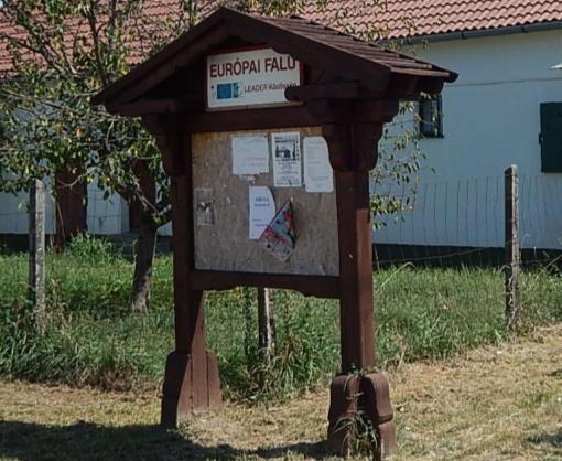 E két reklámfelület az előzőektől a szabványosított