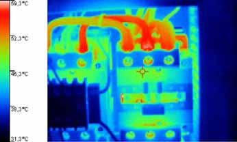 Az infrakamerás mérés a kép minden pontjára korrekt hőmérsékleti értéket ad, s ezzel a hőkép alapján a vizsgált berendezésen azonosíthatóak a meglévő hőforrások.