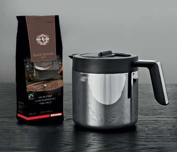 A BlackEdition kivitelű CM6 kávéautomata mellé egy kupont helyeztünk el, amelyet 2 kg Miele Black Edition N 1 kávéra és egy kiváló minőségű, hőszigetelt kávéskannára válthat be.