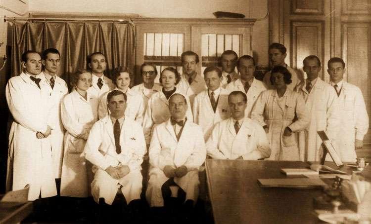 Az Egyetemi Gyógyszerészeti Intézet és Egyetemi Gyógyszertár kollektívája 1936/37-es tanévben.